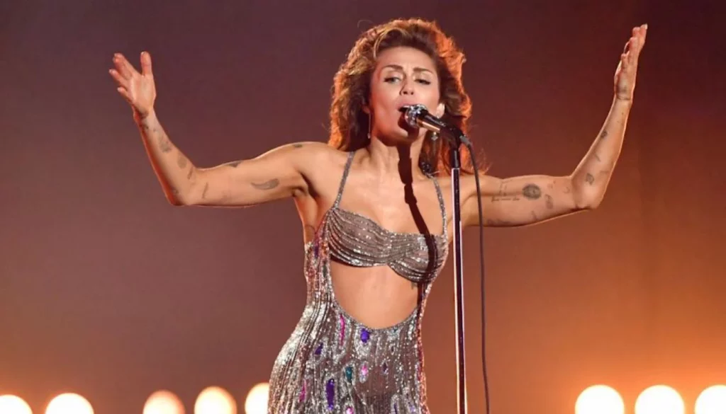 Qué es el Ashtanga Yoga, la rutina de Miley Cyrus para verse tonificada que puedes hacer en tu casa 1 Moncloa ¿Por qué el ashtanga yoga es tan beneficioso?