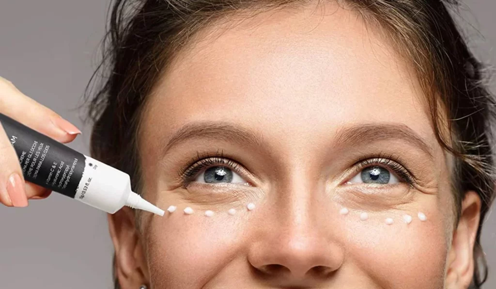 La técnica de las influencers para deshacerse de las ojeras que se ha hecho viral ¡Porque funciona! 1 Moncloa Esta es la técnica de las influencers para eliminar ojeras