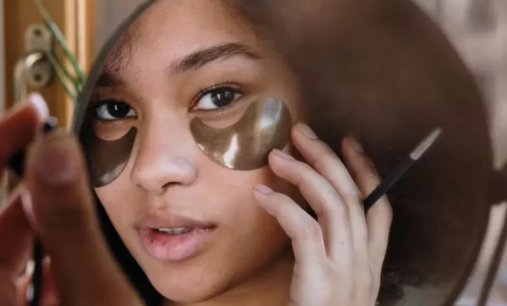 La técnica de las influencers para deshacerse de las ojeras que se ha hecho viral ¡Porque funciona! 2 Moncloa Además de esta técnica, existen otros tips para eliminar ojeras