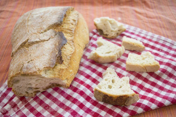 El pan duro, como recién hecho: El truco que no necesita tostadora ni freidora de aire