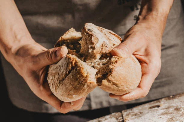 El rincón menos pensado de la cocina para mantener el pan fresco sin bolsa 2 Moncloa Un paso hacia la sostenibilidad y el orden