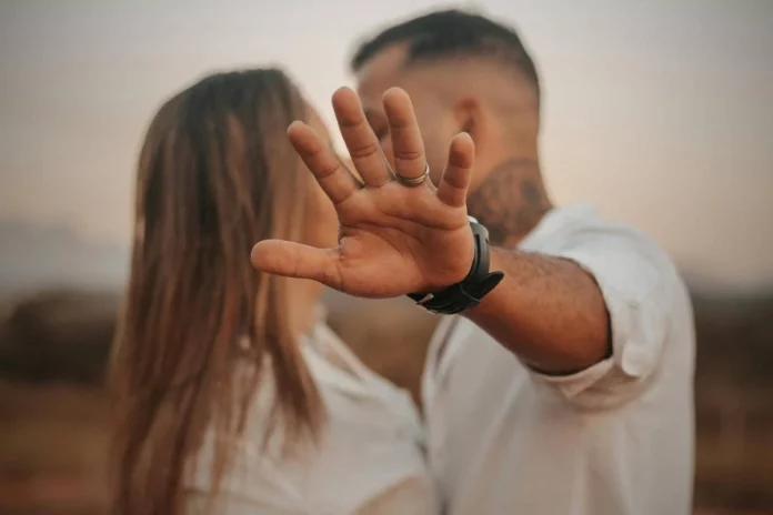 pareja-beso-angel.webp