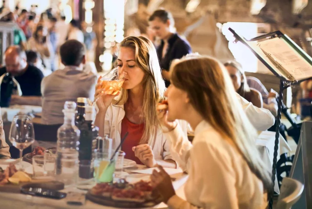 Un médico alerta: esto es lo que nunca deberías comer del 'menú del día' en España 2 Moncloa El médico lo prohíbe: qué otros alimentos se tienen que evitar en los restaurantes