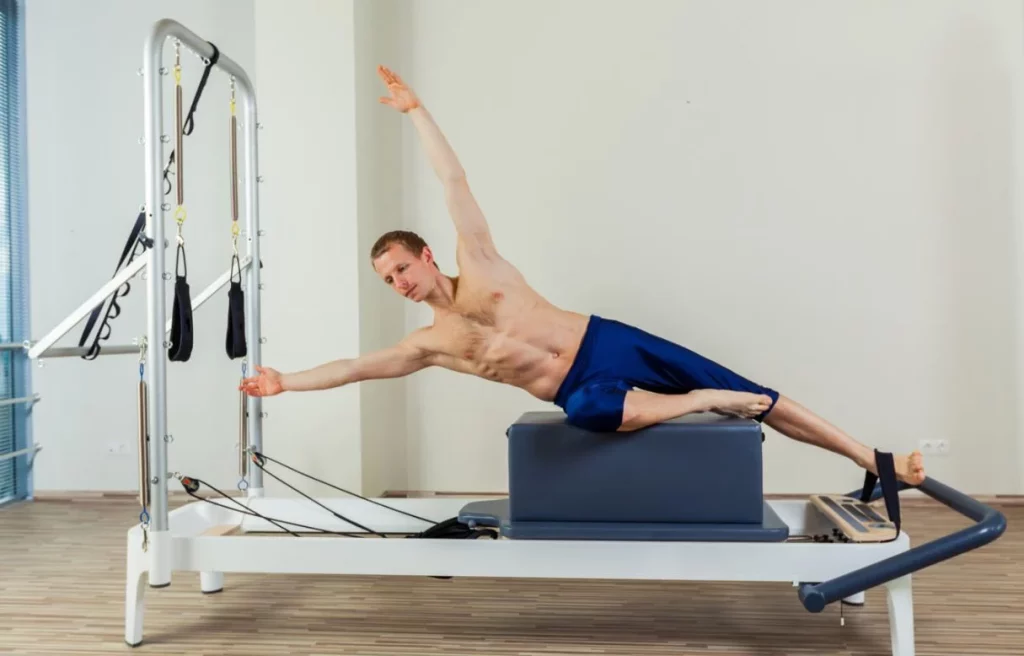Un auténtico desafío para hombres: el ejercicio de pilates que supera los resultados de las pesas 2 Moncloa Cada vez más hombres se animan a hacer pilates