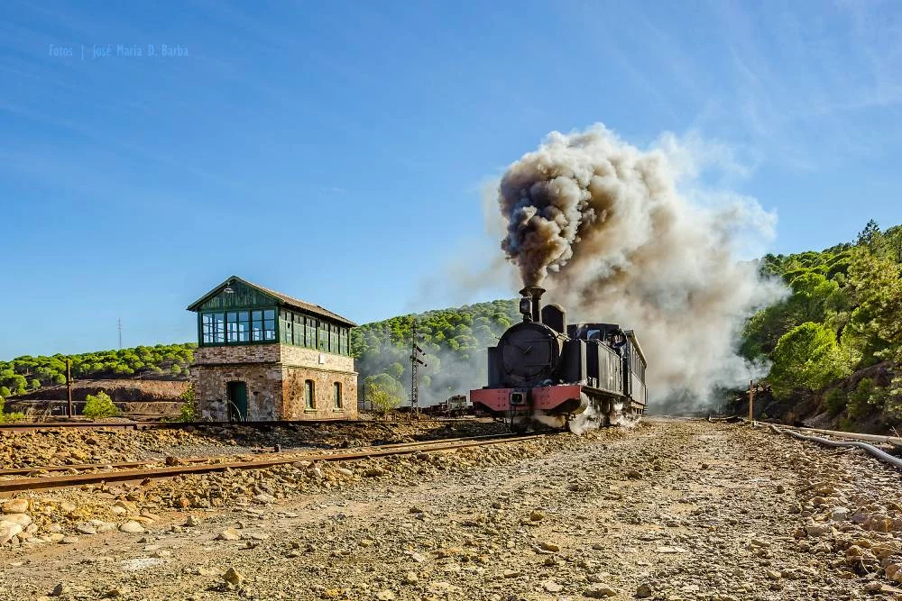 Vive un viaje exclusivo en tren sobre un río de aguas rojas en España por 11 euros