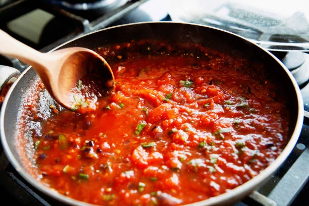 El toque mágico de la abuela: salsa de tomate con albahaca para una pasta increíble