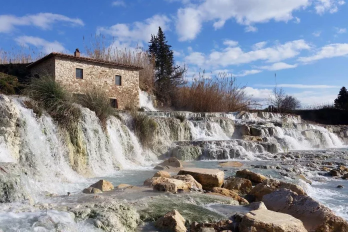 El mejor balneario de Europa es gratuito: Aguas termales terapéuticas en un entorno mágico