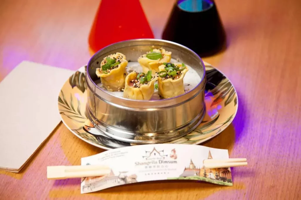 Come por menos de 10 euros y con bebida gratis en un restaurante a un minuto de la Gran Vía 1 Moncloa La magia del restaurante en el que se necesitan menos de 10 euros para comer