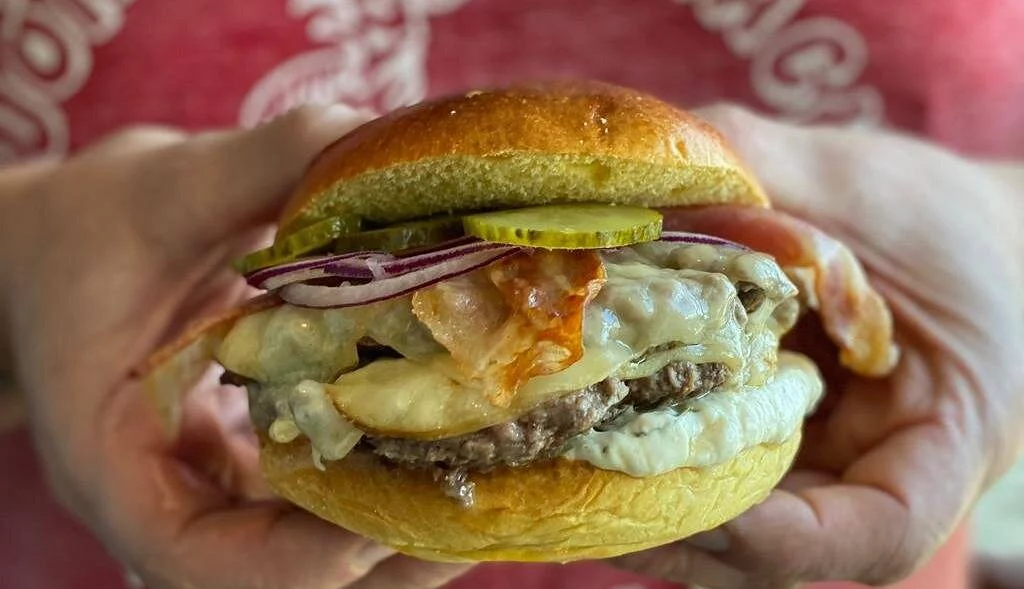 Un pequeño pueblo costero en Bizkaia tiene el restaurante con las hamburguesas más originales y vistas al mar 1 Moncloa Por qué en este sitio de Bizkaia se comen las mejores hamburguesas