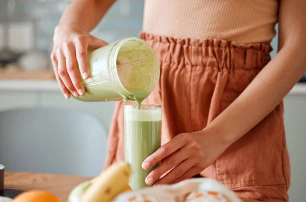 Purifica tu cuerpo con este smoothie verde detox lleno de nutrientes