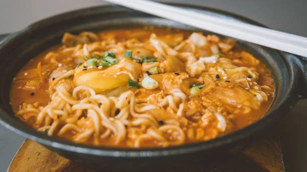 Sopa asiática de champiñones al curry (sin gluten) en Thermomix: un caldo aromático que te transportará a Asia 2 Moncloa Pasos para una preparación sencilla en Thermomix