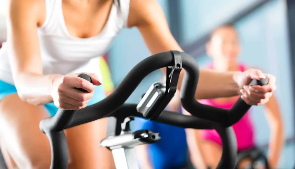 El ejercicio de 30 minutos que te hará quemar grasa más rápido que correr o caminar 2 Moncloa Estos son los beneficios poco conocidos del spinning como ejercicio