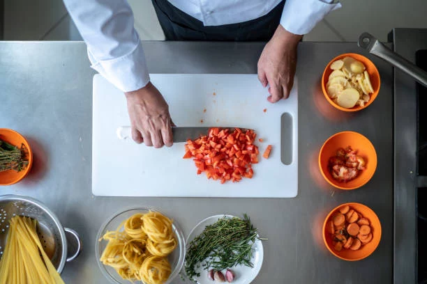 Aldi lanza una tabla de cortar que se limpia sola y no deja restos por 2,99 euros