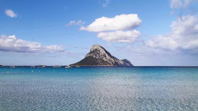 La isla con forma de gato y playas de agua cristalina que te dejará sin palabras este otoño a 4 horas de Madrid
