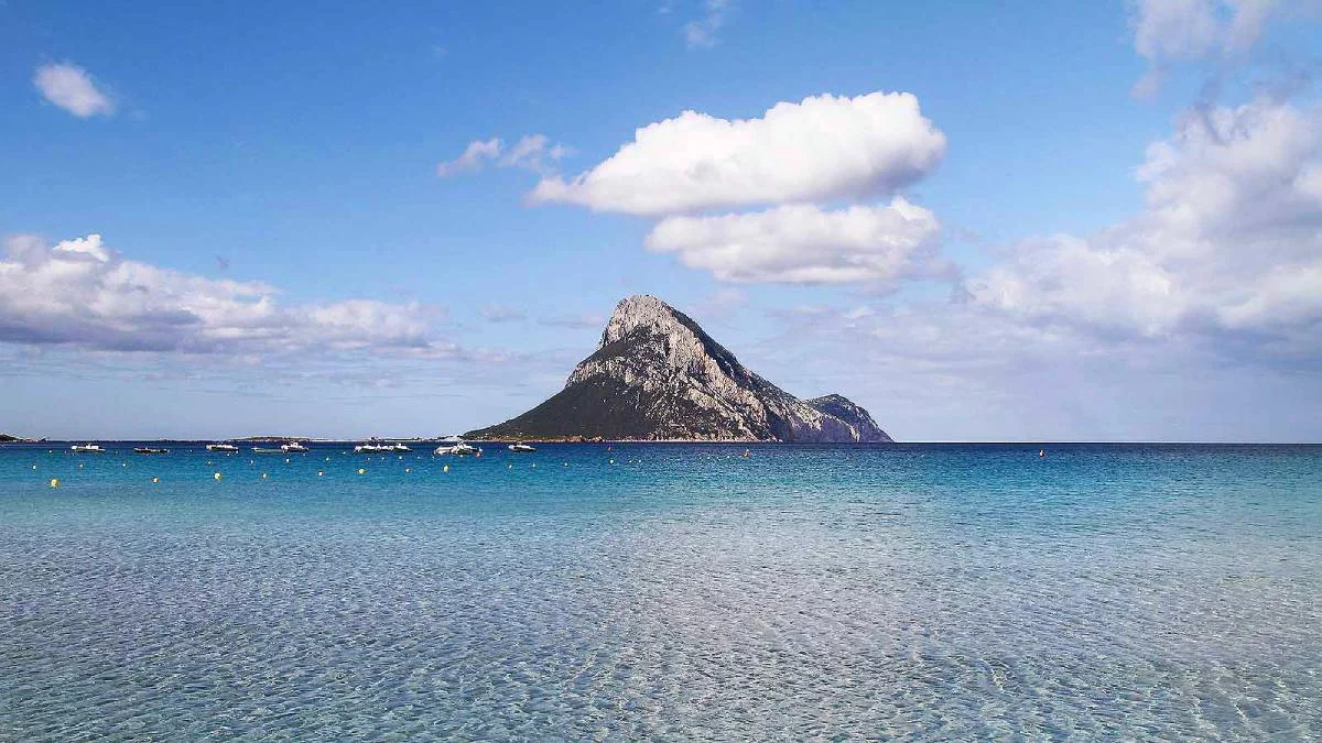La isla con forma de gato y playas de agua cristalina que te dejará sin palabras este otoño a 4 horas de Madrid