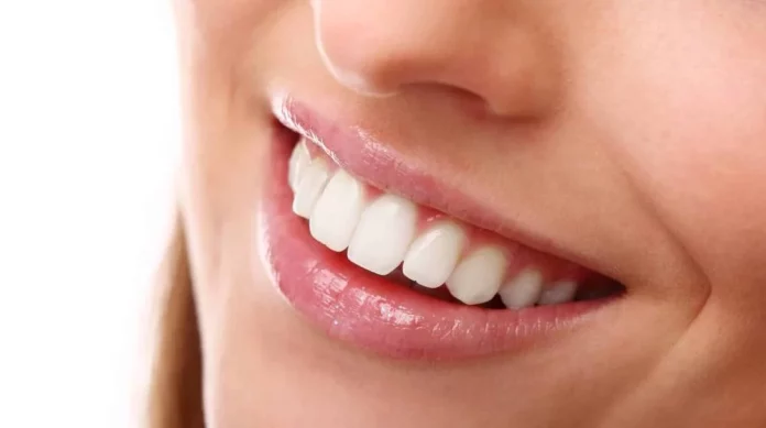 La peligrosa moda en TikTok para blanquear dientes que triunfa en España