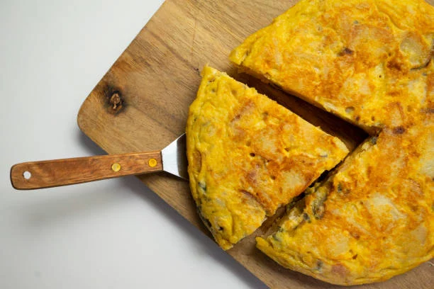 El secreto de los chefs para una tortilla de patatas esponjosa que puedes hacer en casa
