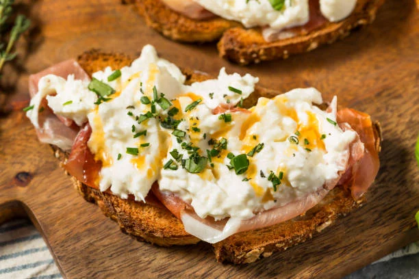 Tostadas de burrata y miel: la receta rápida para un desayuno gourmet