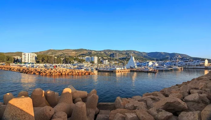El destino de verano más trendy de Cataluña: un pueblo con playas y calas de ensueño cerca de Aragón