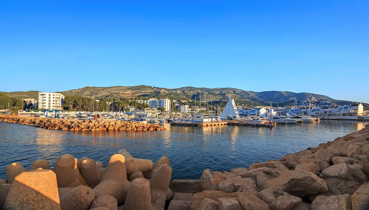 El destino de verano más trendy de Cataluña: un pueblo con playas y calas de ensueño cerca de Aragón