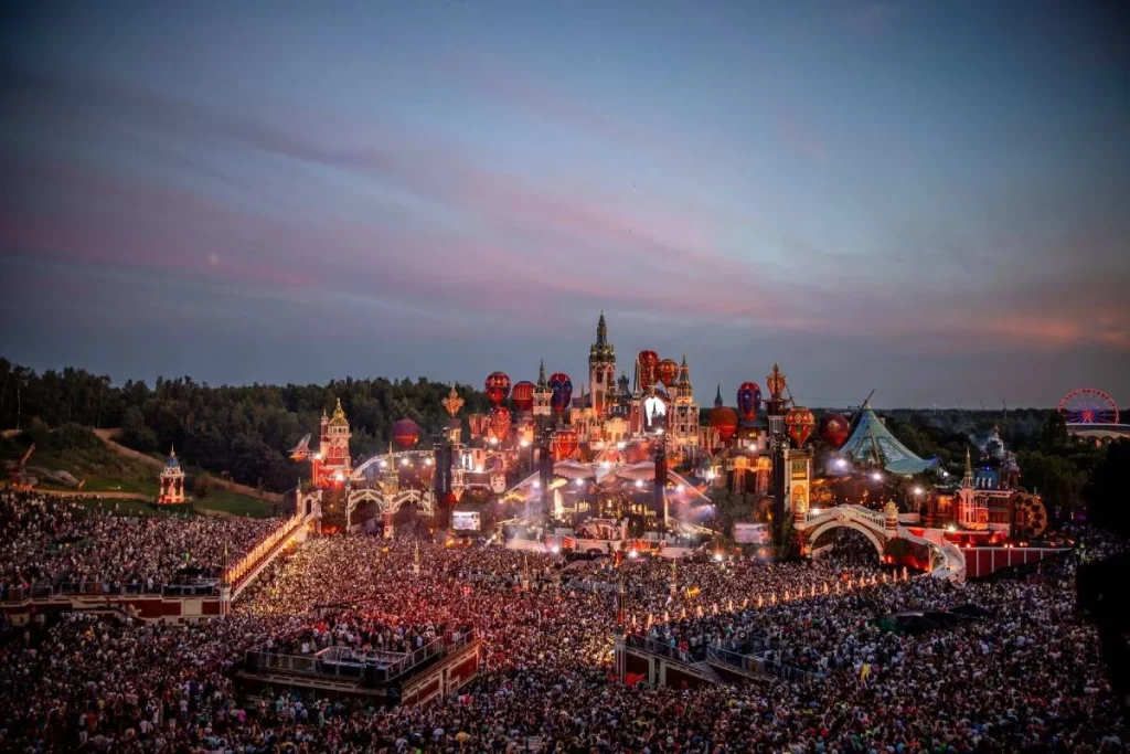 En el mayor festival musical del mundo, los euros no sirven: ¡Sólo se aceptan perlas! 1 Moncloa Cómo empezó la historia del festival Tomorrowland