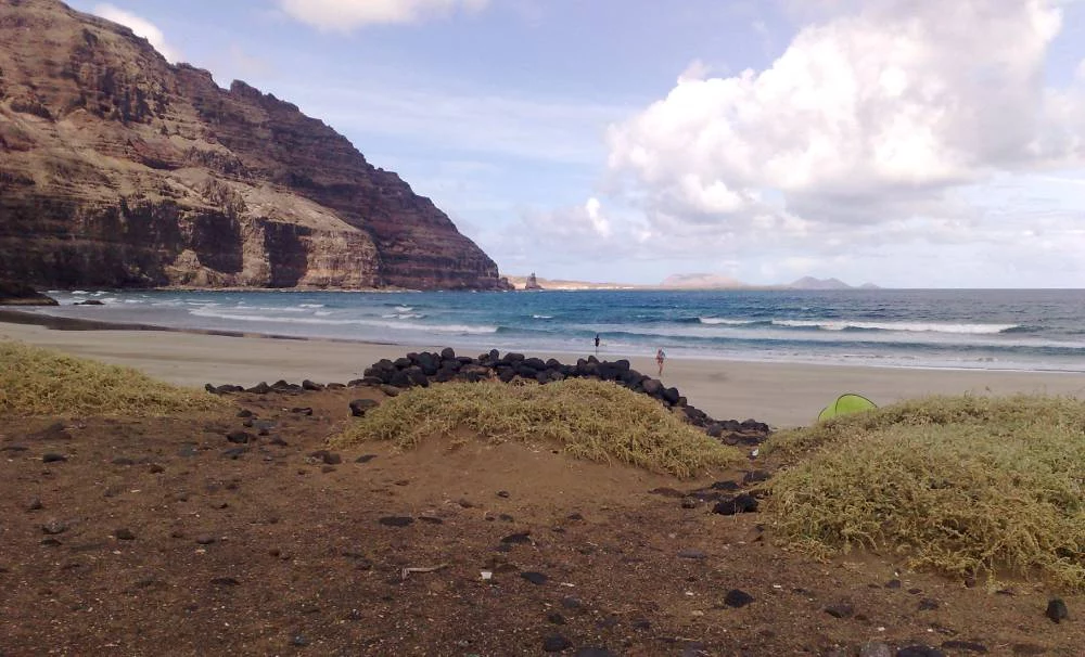 La playa secreta de España accesible solo cuando baja la marea