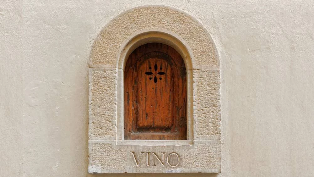 Descubre las "ventanas de vino" donde puedes disfrutar una copa por menos de 10 euros 1 Moncloa Cómo funcionan las ventanas de vino en la actualidad