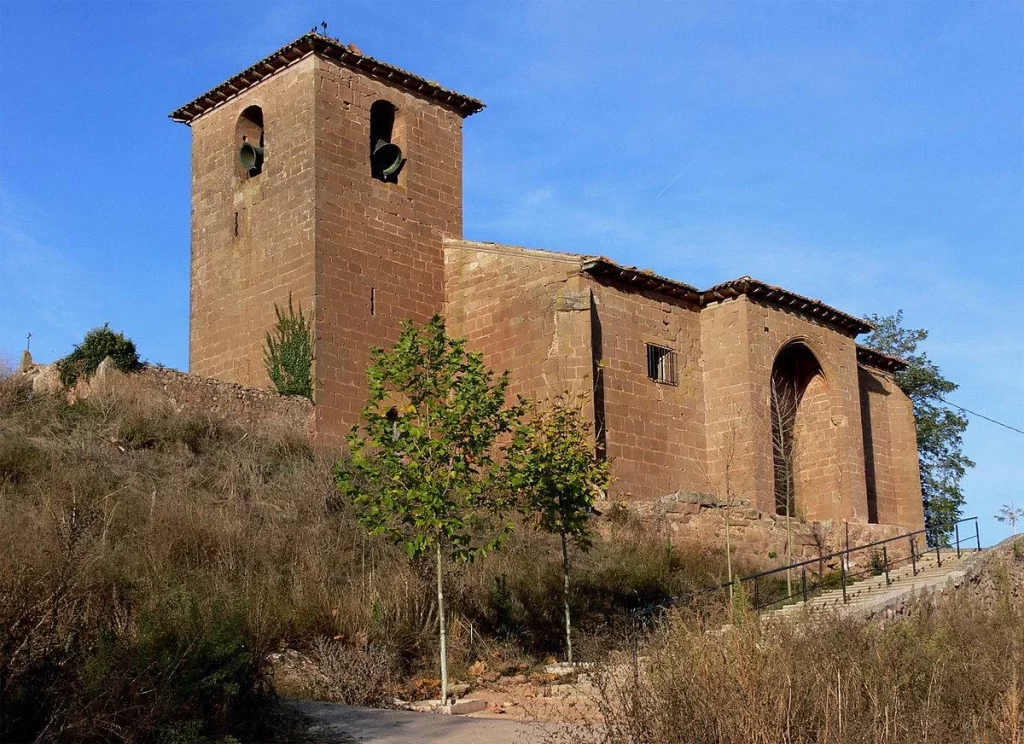 Iglesia cerrada y sólo 20 invitados: la boda en el pueblo escondido que arrasó en redes 1 Moncloa Cómo es Bezares, el pueblo que reabrió su iglesia para celebrar una boda después de 60 años