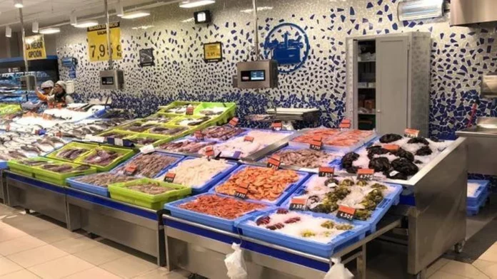 Mercadona y sus cajas de colores en la pescadería: lo que diferencia las azules de las verdes