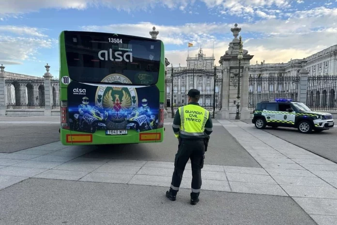 Publicidad de la Guardia Civil de Tráfico en un autobús.