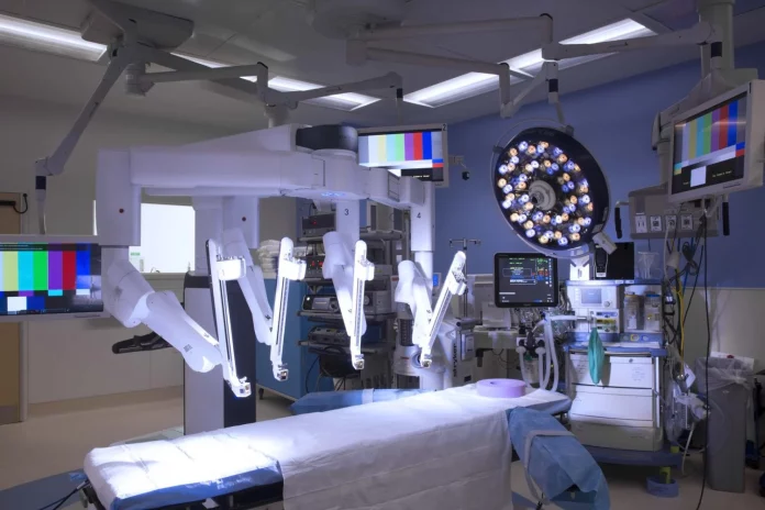 Así opera el primer hospital dirigido por robots e IA