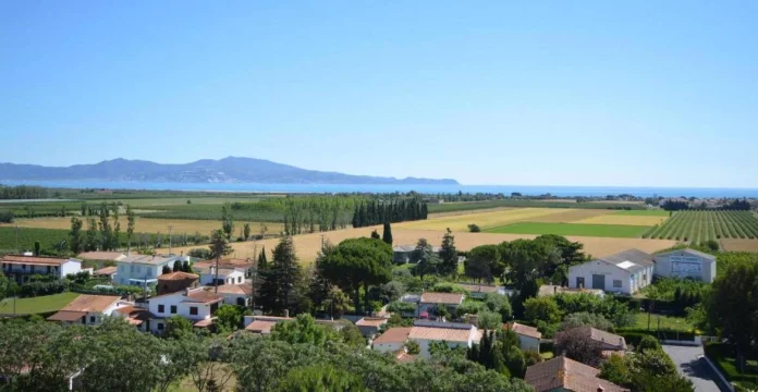 Este pueblo de la Costa Brava te espera en septiembre: río, playa y sierra en un solo lugar