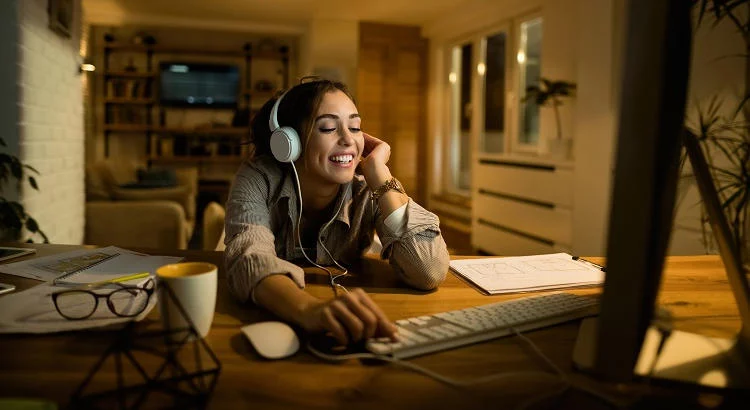 Gana cientos de euros en 5 minutos con esta app que te deja crear audiolibros sobre cualquier tema 2 Moncloa Un generador de voz adecuado
