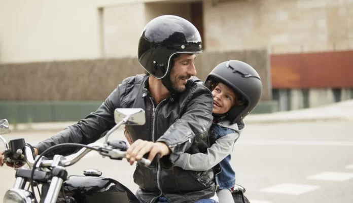 Soluciona los problemas de visibilidad en moto con este limpiaparabrisas para cascos