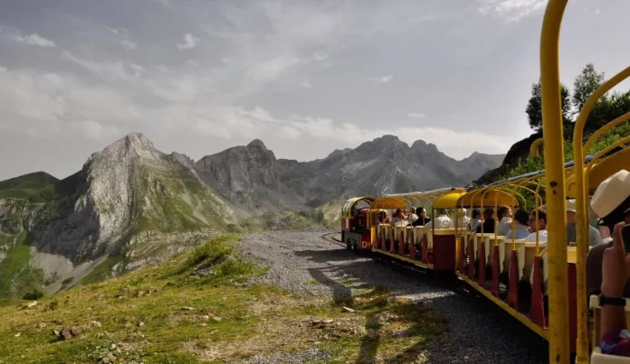 El tren más alto de Europa te espera a 30 minutos de España y llega a un lago de ensueño