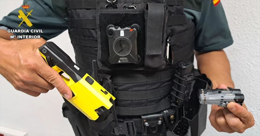 El Gobierno vasco deja a los ertzainas sin pistolas táser 1 Moncloa Un guardia civil con pistolas taser.