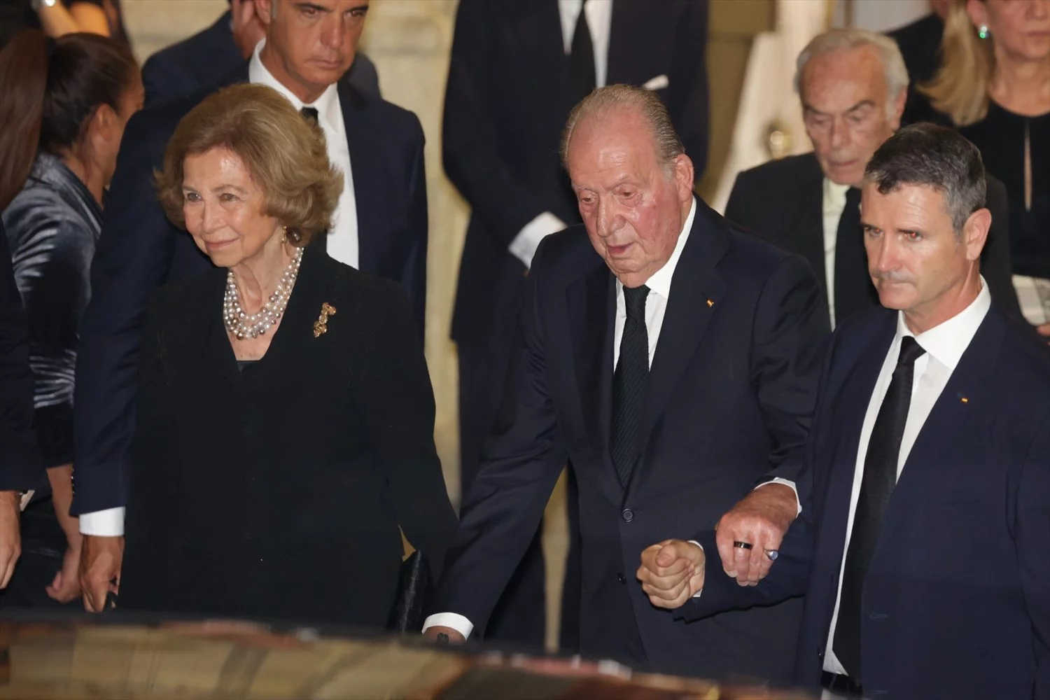 La Reina Sofía y Juan Carlos I en el entierro de Juan Gómez-Acebo.