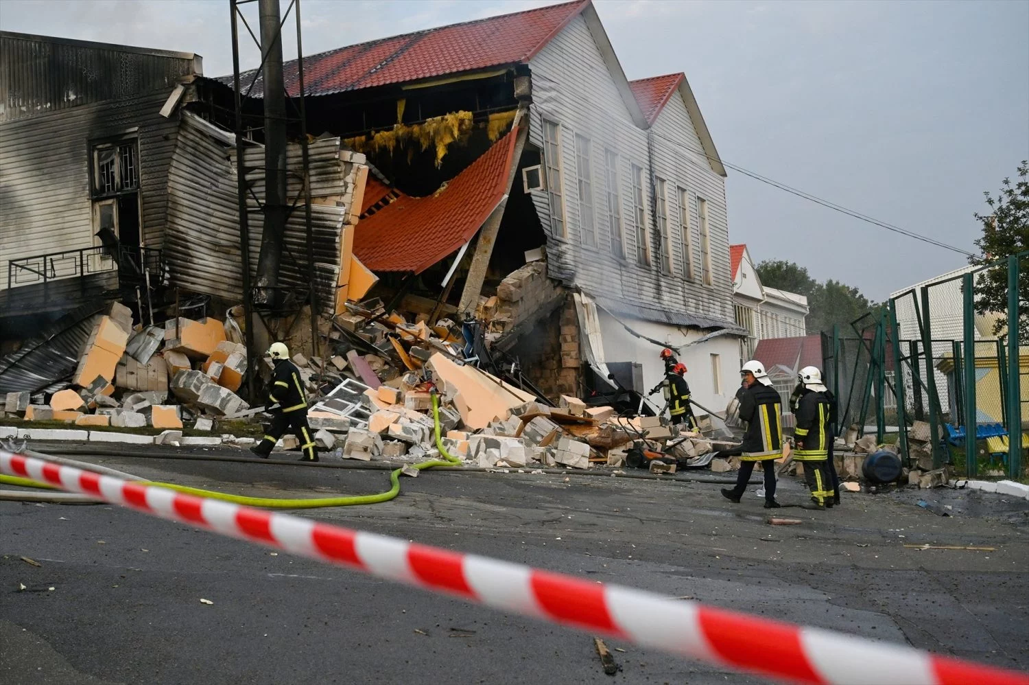 Un edificio destruido por un ataque ruso en Sumi, Ucrania