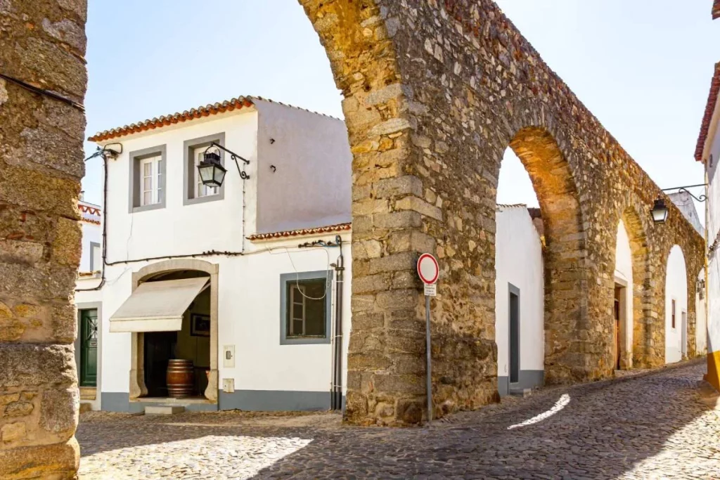 Bajo un puente medieval, descubre la ciudad secreta con catacumbas a una hora de Badajoz 1 Moncloa Un puente y casas ancladas, todos los encantos de esta misteriosa ciudad