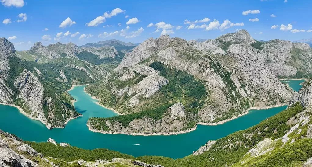 Olvídate de Noruega e Italia: los fiordos más hermosos de Europa están en este pueblo español 1 Moncloa Historias de una ciudad nueva: lo mejor del pueblo que se parece a Noruega