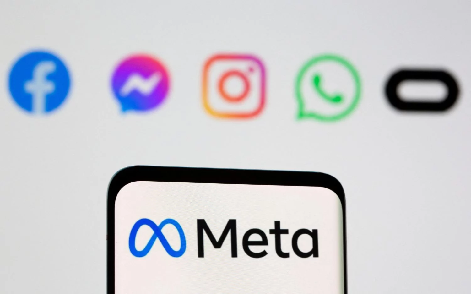 Meta lanza una herramienta de IA para hablar con las estrellas de Hollywood por WhatsApp