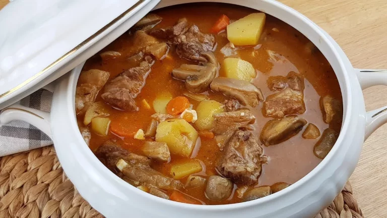 Patatas con costillas de cerdo, un guiso sencillo y reconfortante