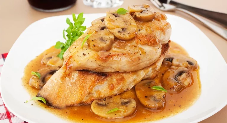 Pavo en salsa de champiñones, una combinación para chuparse los dedos