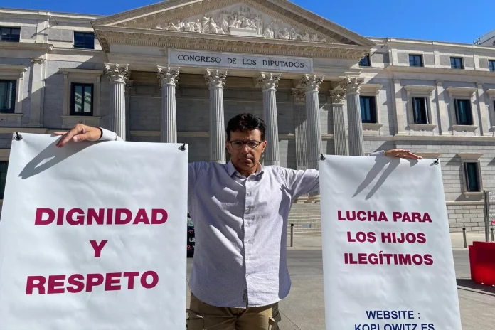 Carlos Koplowitz reclamando ante el Congreso de los Diputados.