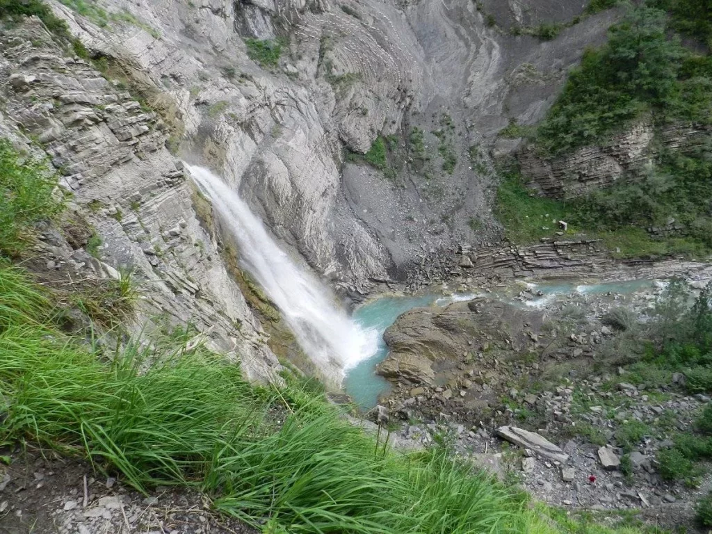 Cascada, río y belleza otoñal: el pueblito de los Pirineos que te conquistará 1 Moncloa La cascada, el rincón secreto de este pueblito de ensueño