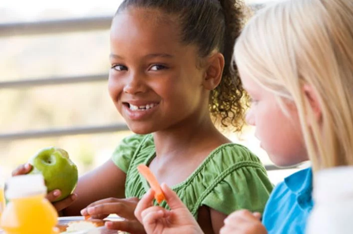 Menús escolares con poca diversidad nutricional bajo la lupa de la OCU 2 Moncloa ¿Cuáles son las consecuencias de tener este tipo de menús escolares?