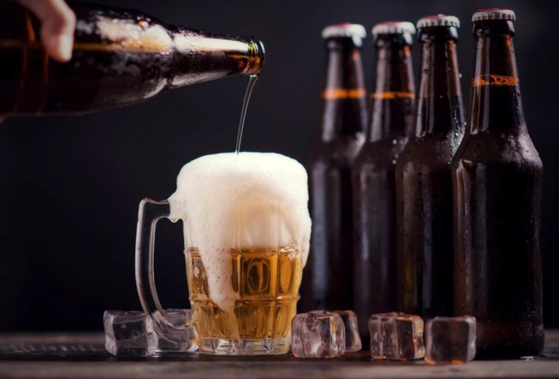Beber cerveza cada fin de semana podría llevar a este problema de salud poco conocido