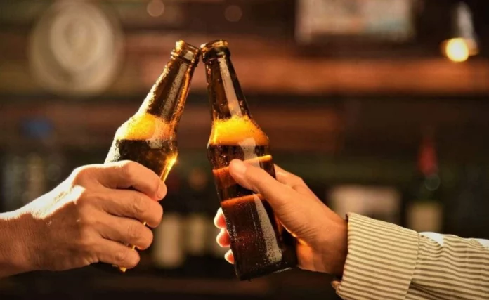 Si bebes cerveza con limón, la OCU tiene una advertencia que podría salvar tu vida