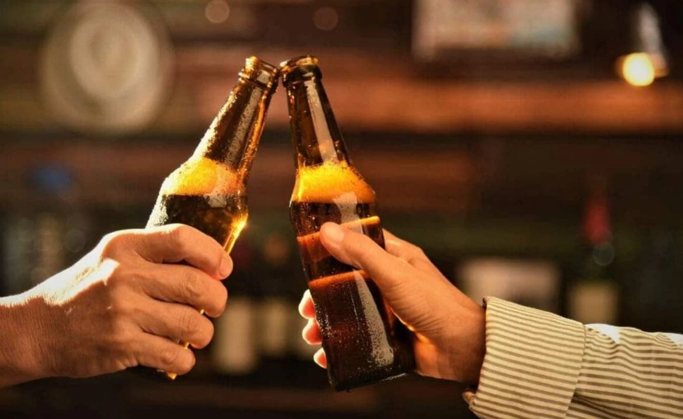 Si bebes cerveza con limón, la OCU tiene una advertencia que podría salvar tu vida