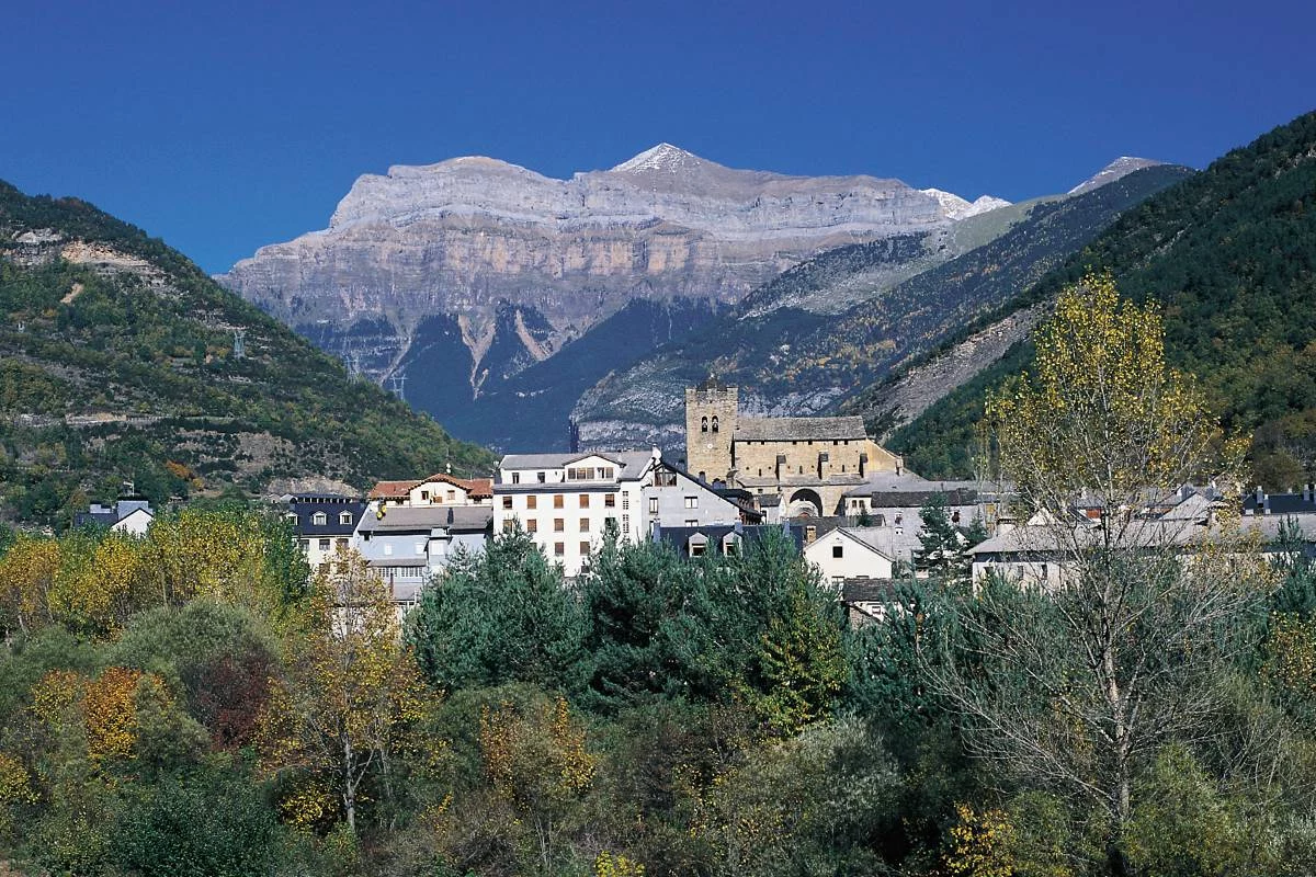 Cascada, río y belleza otoñal: el pueblito de los Pirineos que te conquistará